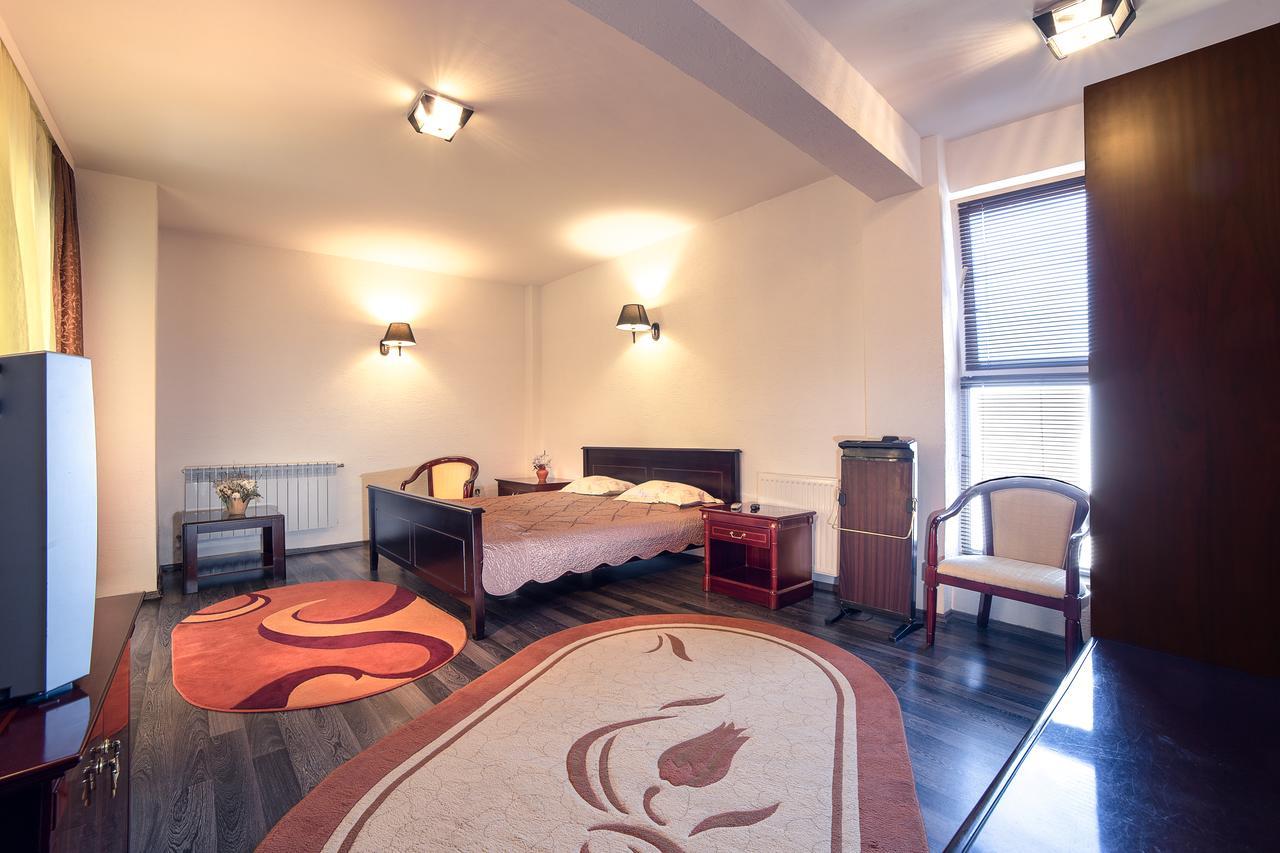 Casa Octavian Hotel Sucevita Eksteriør billede