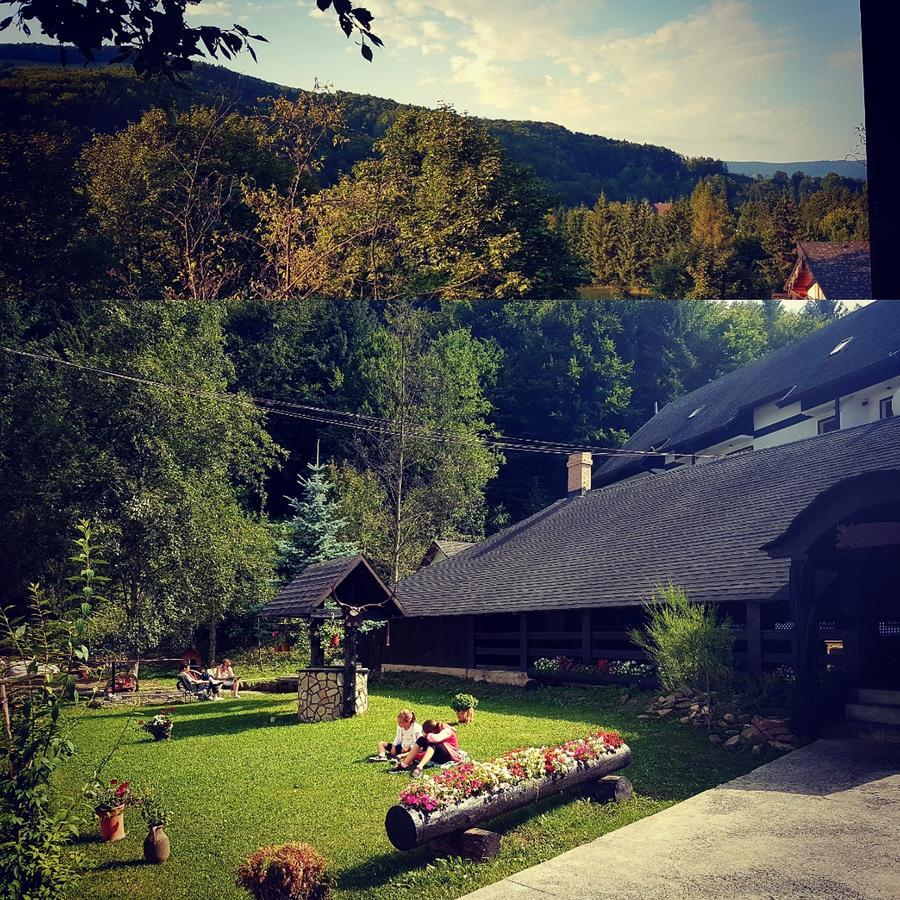 Casa Octavian Hotel Sucevita Eksteriør billede